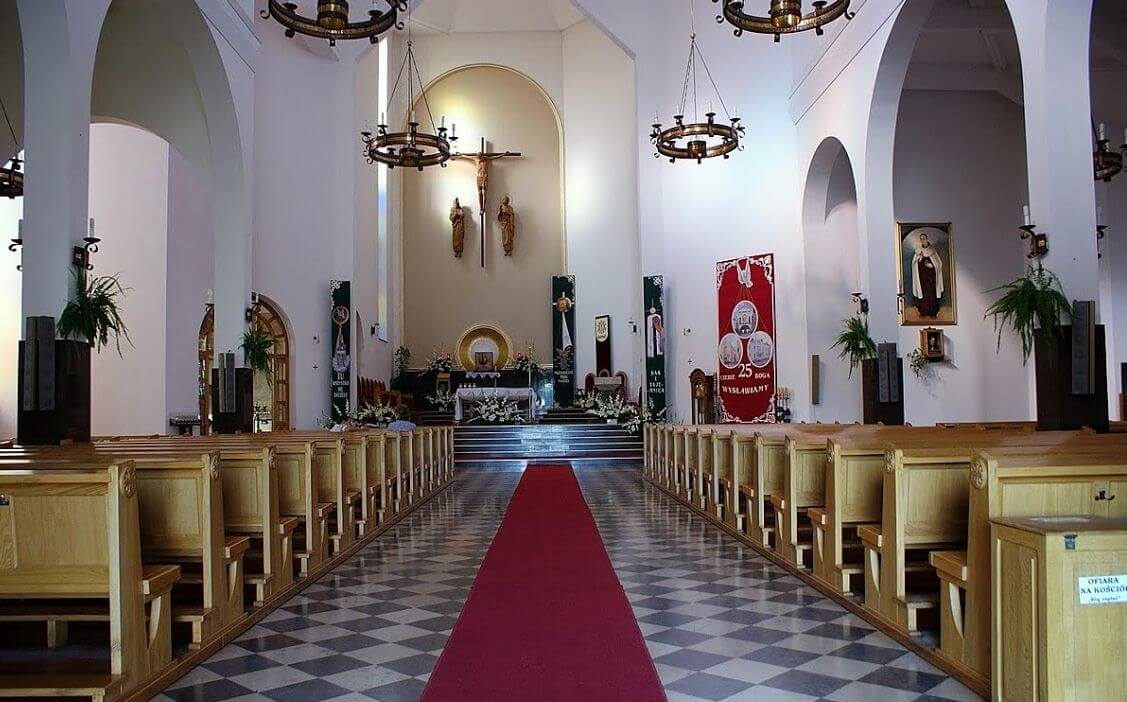 Wnętrze kościoła (po prawej widoczny obraz i relikwie św. Rafała Kalinowskiego)