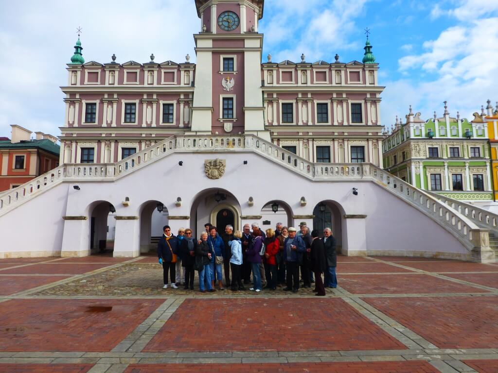 zdj. nr 10 Uczestnicy wyjazdu , w tle Zamojski Ratusz