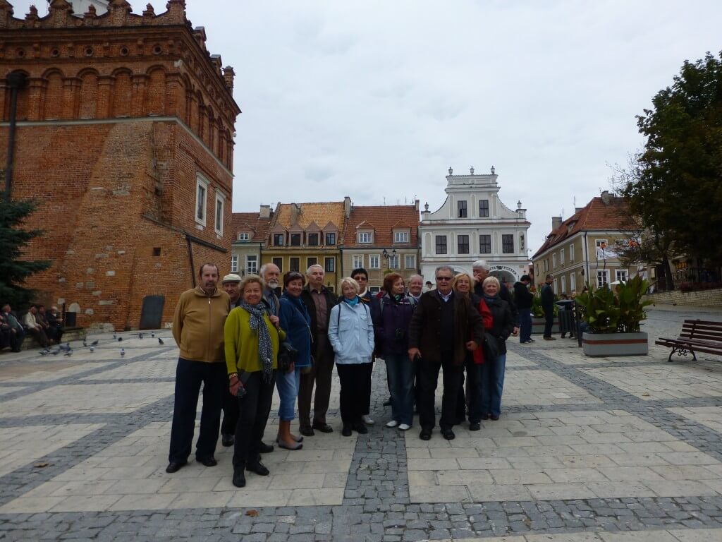 zdj. nr 16 Uczestnicy wyjazdu zwiedzają Rynek w Sandomierzu