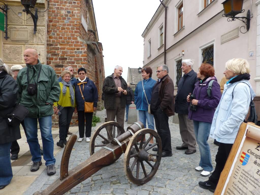zdj.15 Kol. Kazimierz Goras z pasją opowiada nam o Sandomierzu